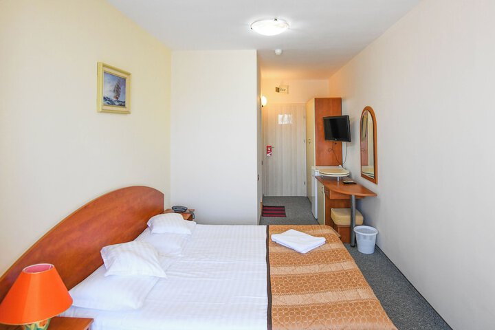 Room 6 of 28