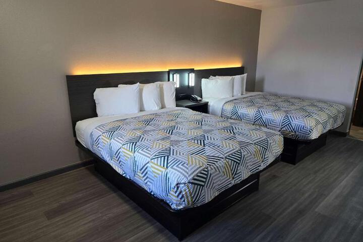 2 Queen Beds Micfridge (3 of 9)