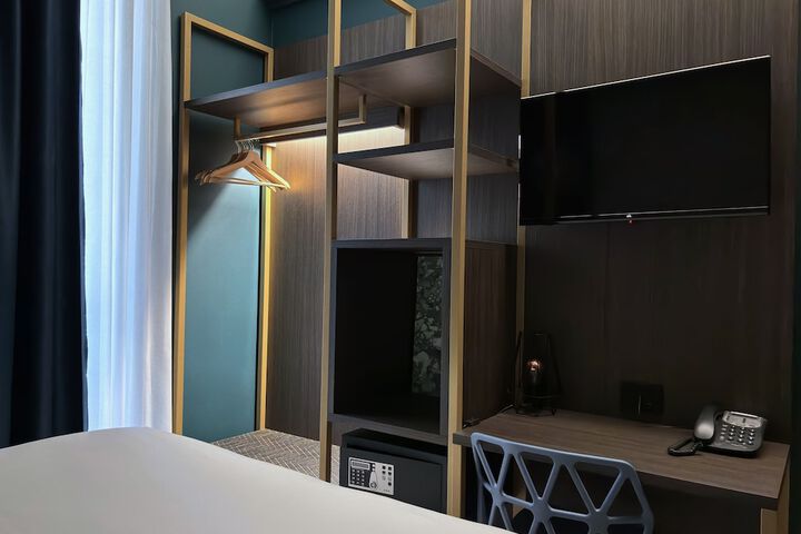 Room 12 of 30