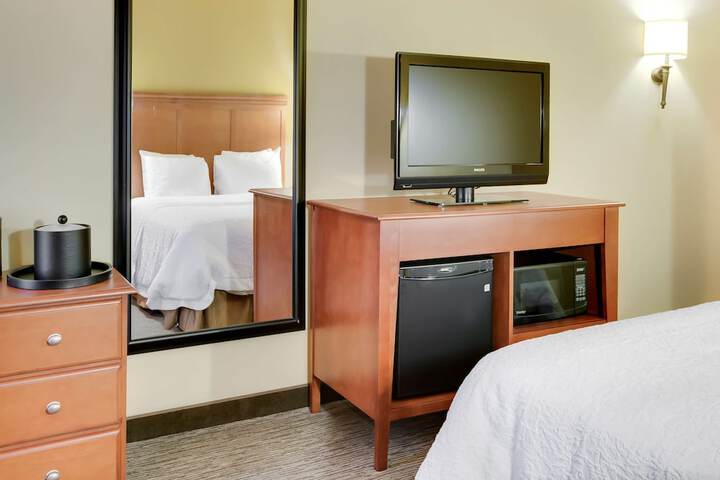 1 Queen Bed Accessible (9 of 19)