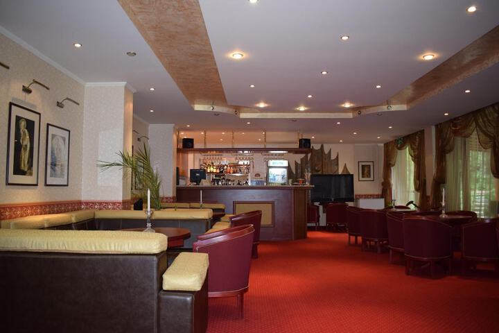 Lounge 25 of 47