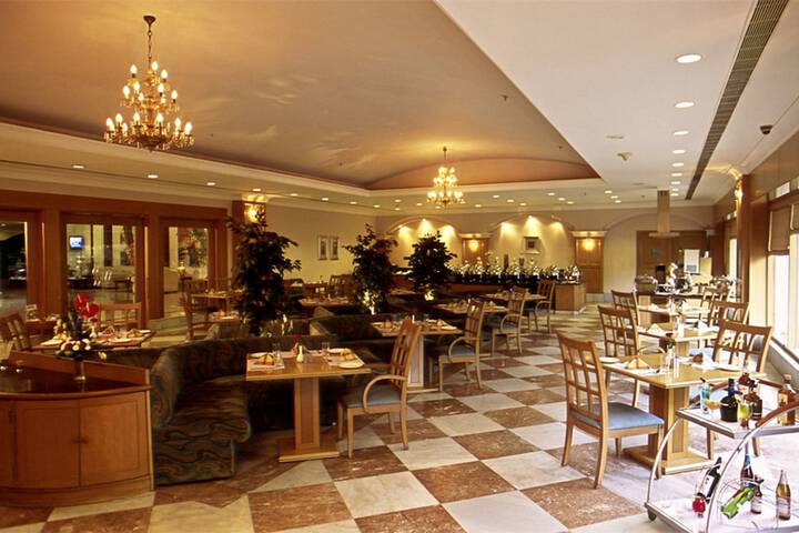 Dining 68 of 76