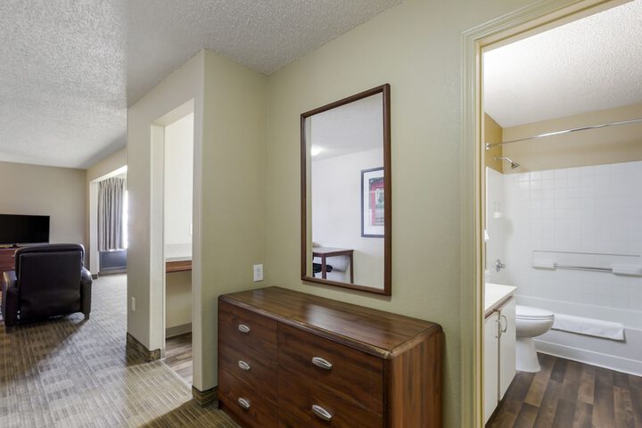 Room 6 of 32