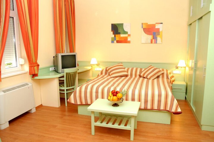 Room 13 of 35