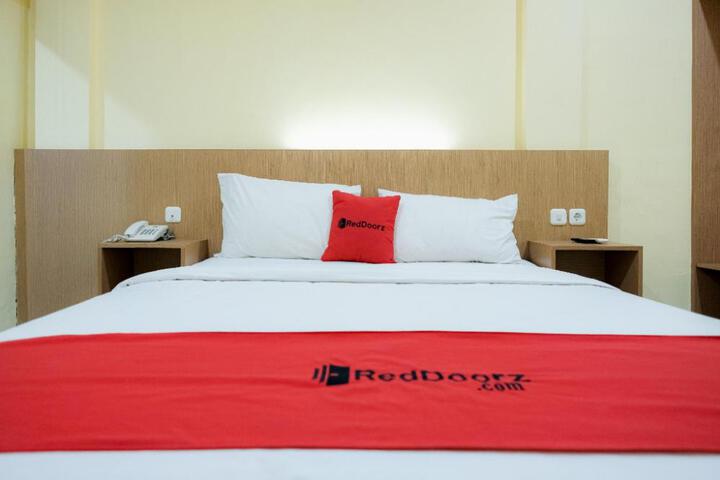 RedDoorz at Hotel Mayang Sari 1