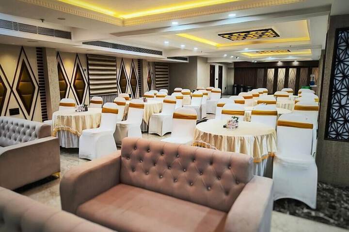 Ballroom/Hall 28 of 29
