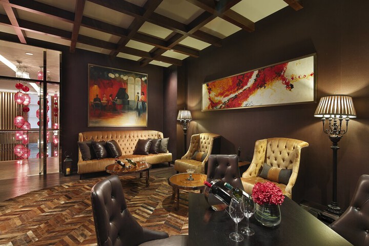 Lounge 70 of 106