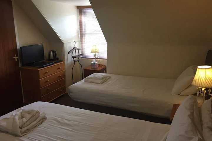 Room 4 of 13