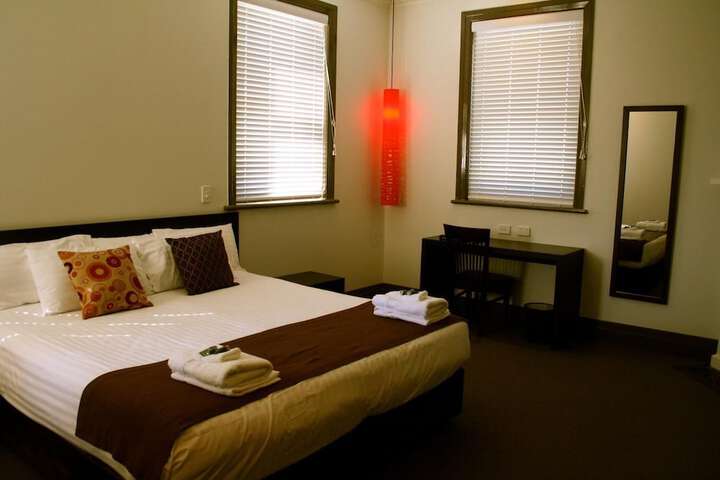 Room 10 of 28