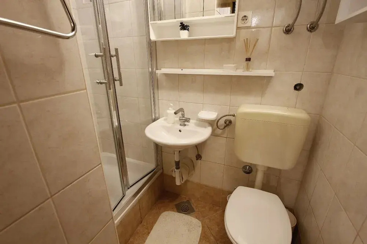 Room 6 of 11