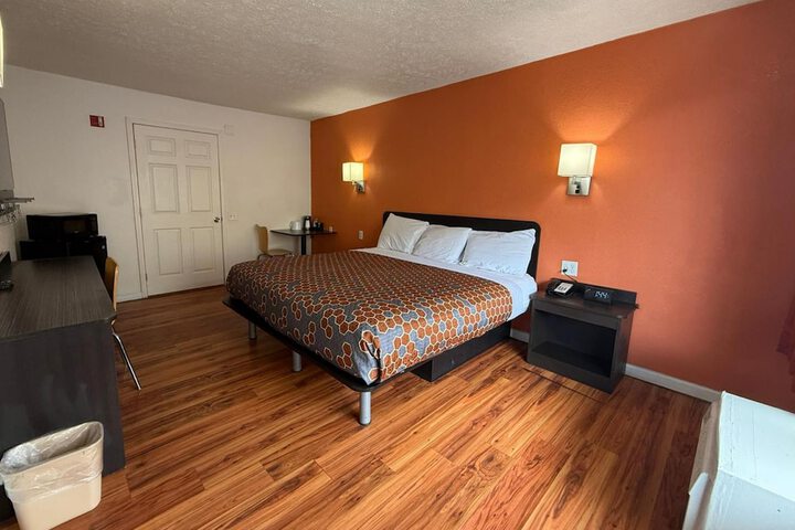 1 King Bed (2 of 17)