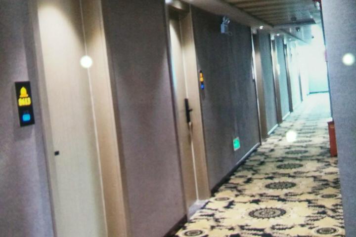 Xianning New World Business Hotel