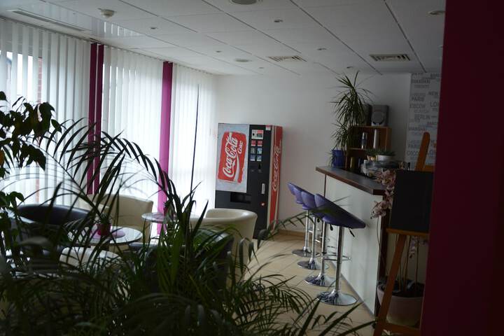 Lounge 21 of 33