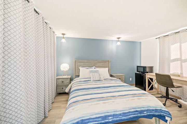 1 Queen Bed (2 of 13)