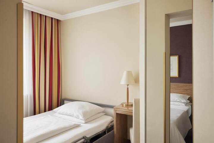 Room 32 of 65