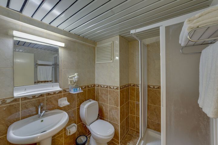 Room 9 of 16