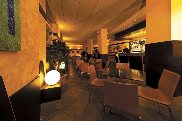 Lounge 44 of 59
