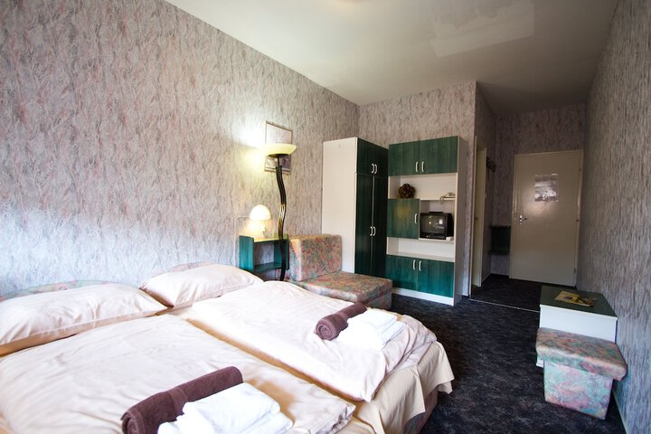 Room 4 of 32