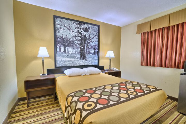 Queen Bed Bathtub Accessible (9 of 11)