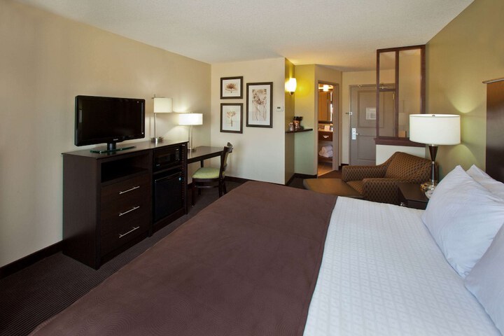 1 King Bed (4 of 30)