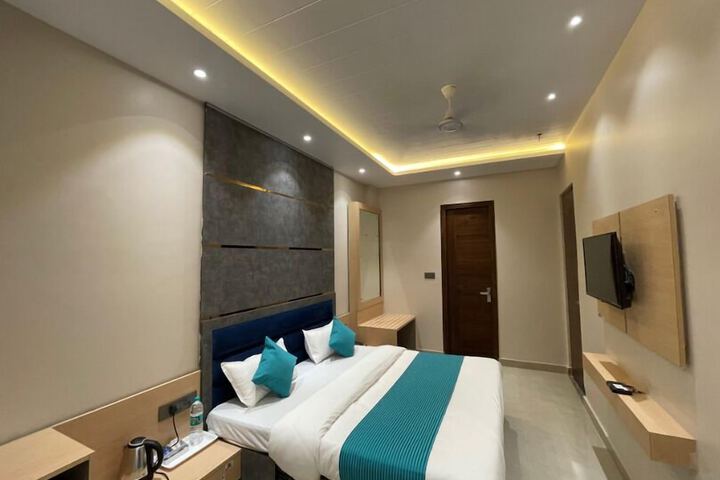 Room 15 of 33