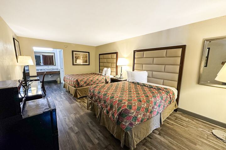 2 Queen Beds (10 of 11)