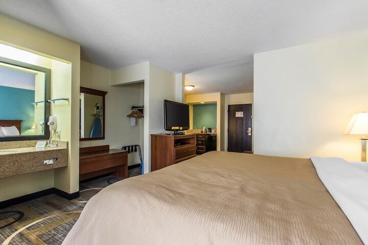 Suite 2 Queen Beds (3 of 4)