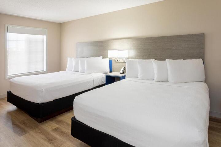 Studio Accessible Queen Size Bed (6 of 11)