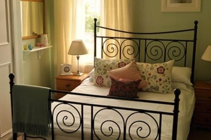 Room 5 of 12