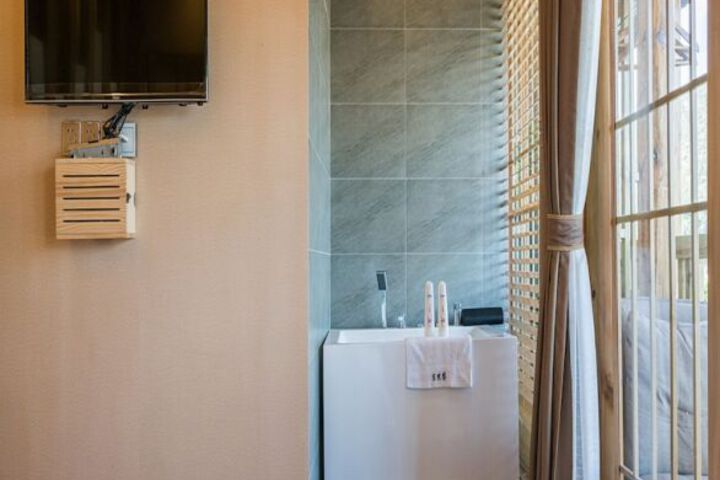 WUHUAYISU WENJING HOTEL