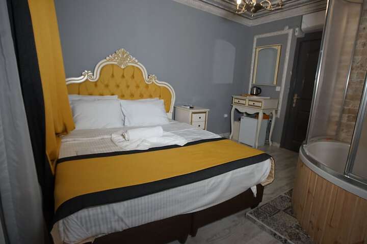 Room 11 of 34
