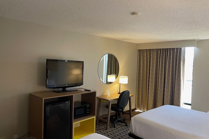 1 Queen Bed (15 of 16)
