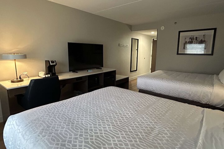 2 Double Beds Desk Microwave and Refrigerator WiFi Keurig Coffee Maker Full Breakfast (9 of 10)