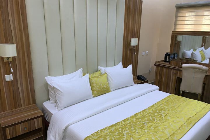 Room 5 of 18