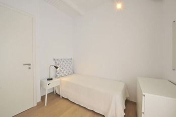 Room 10 of 18