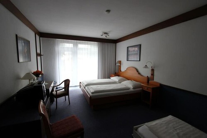 Room 4 of 18