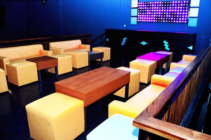 Lounge 68 of 90