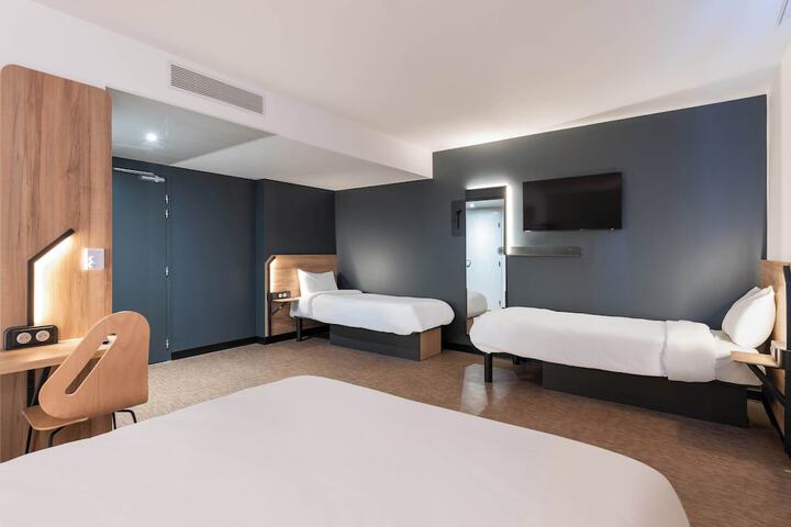 Room 13 of 32