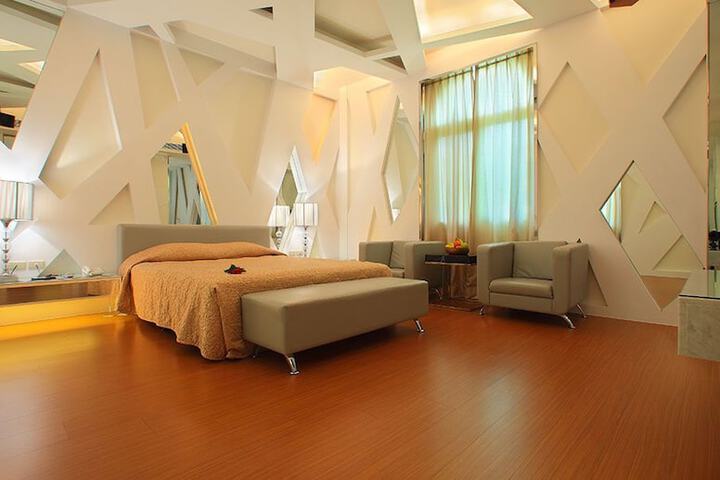 Room 10 of 33