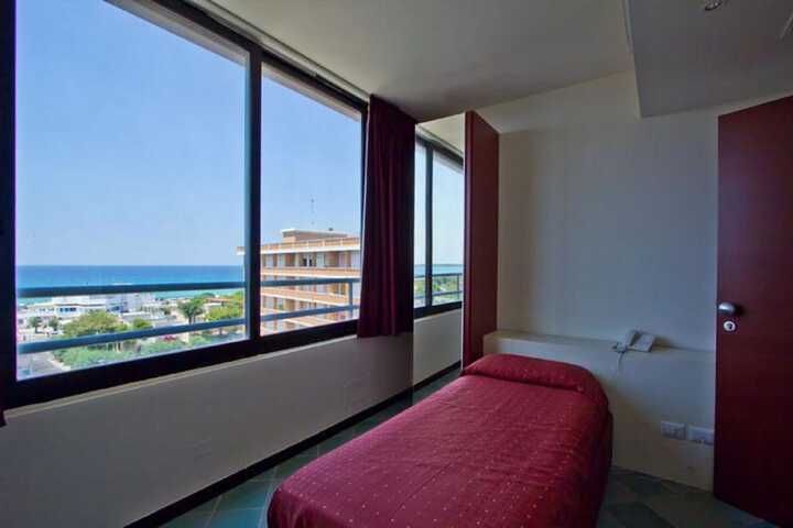 Room 6 of 25
