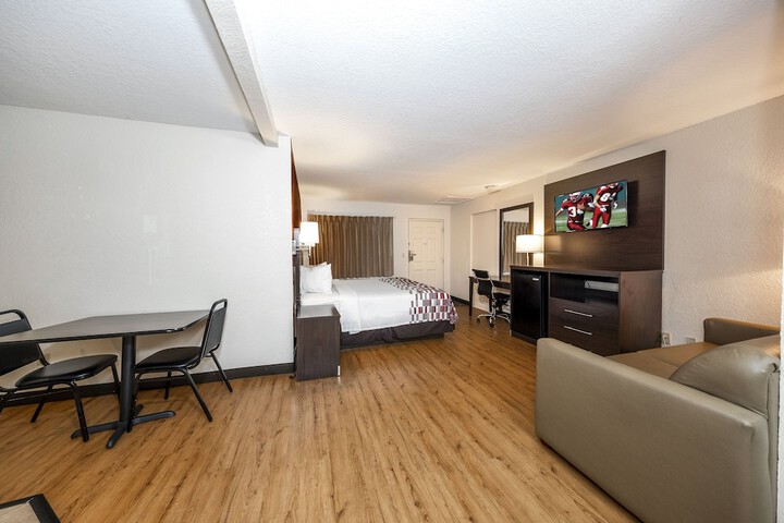 Deluxe King Bed (2 of 25)