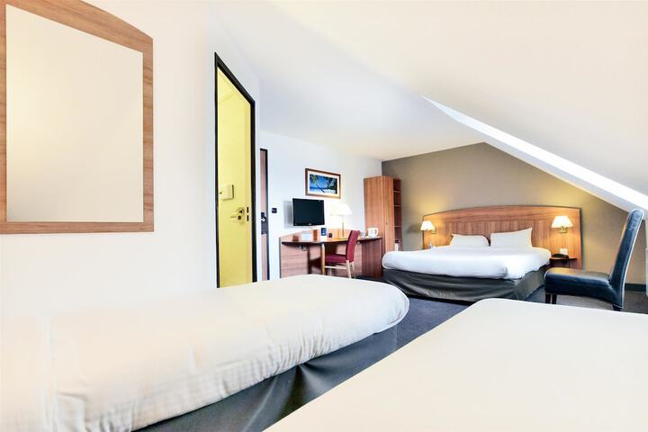 Room 4 of 43