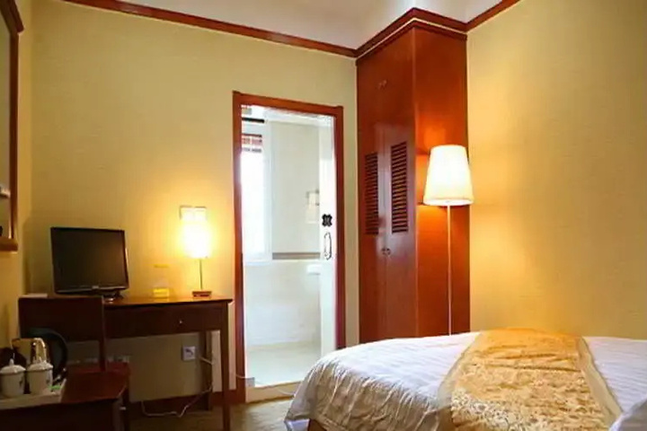 Room 5 of 12