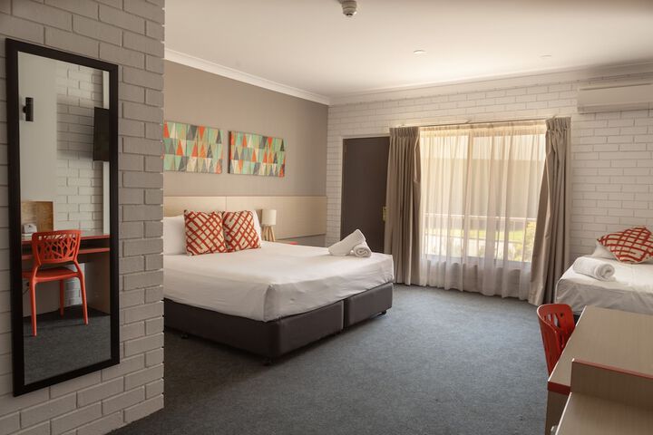 Room 12 of 76