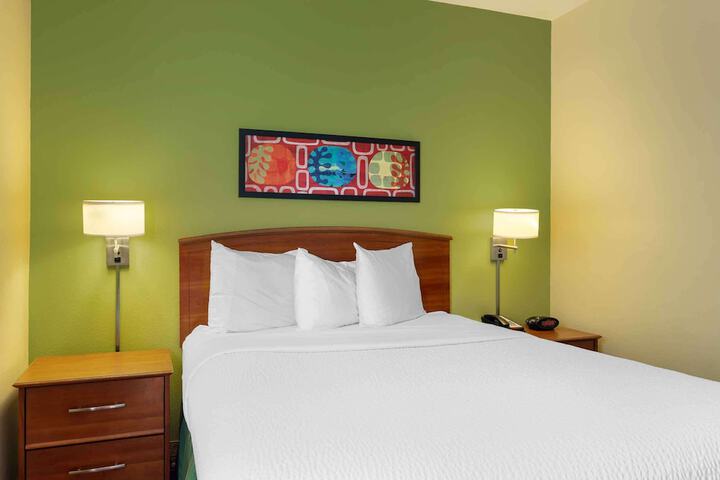 Deluxe Studio 1 Queen Bed (11 of 13)