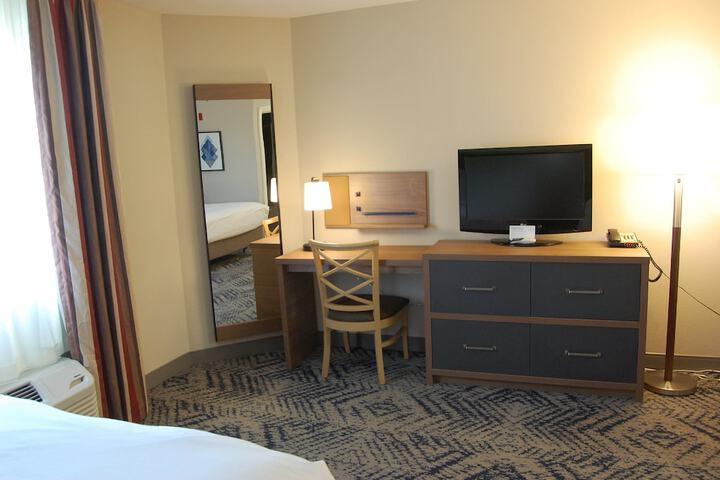 Queen Bed Accessible (18 of 32)