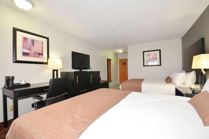 2 Queen Beds High Speed Internet Accessible Microwave and Refrigerator, Coffee Maker Iron and Ironing Board Hairdryer Full Breakfast (5 of 9)