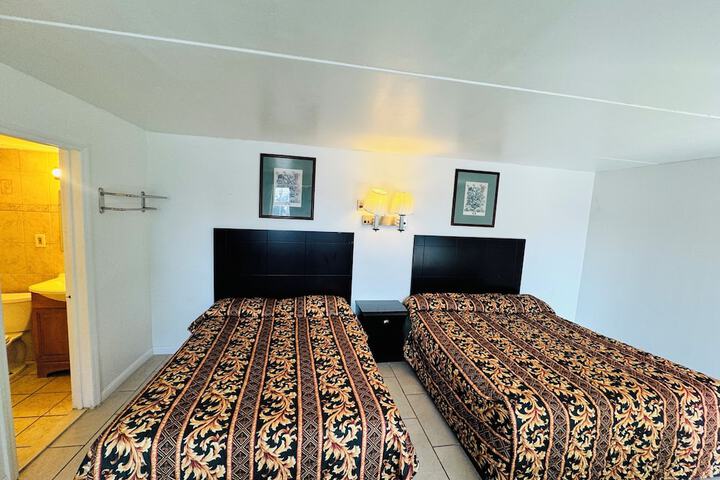 2 Queen Beds and Sofa (3 of 19)