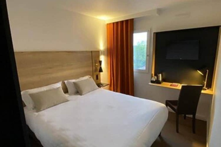 Room 5 of 33