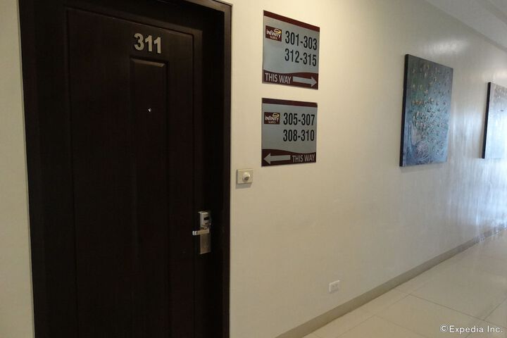 Ballroom/Hall 33 of 38